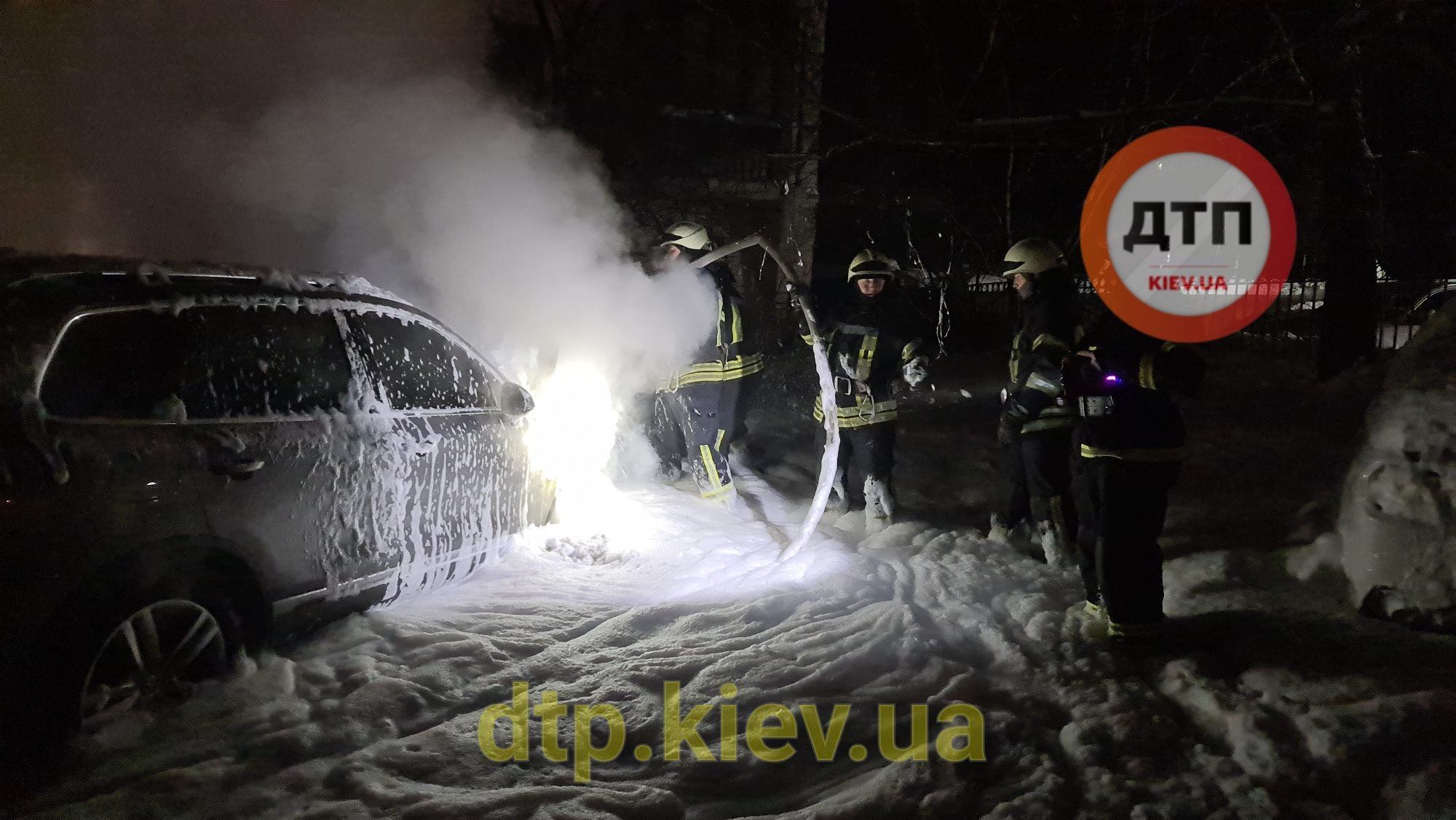 В Киеве подожгли машину основателя сообщества dtp.kiev.ua. Фото: .facebook.com/dtp.kiev.ua