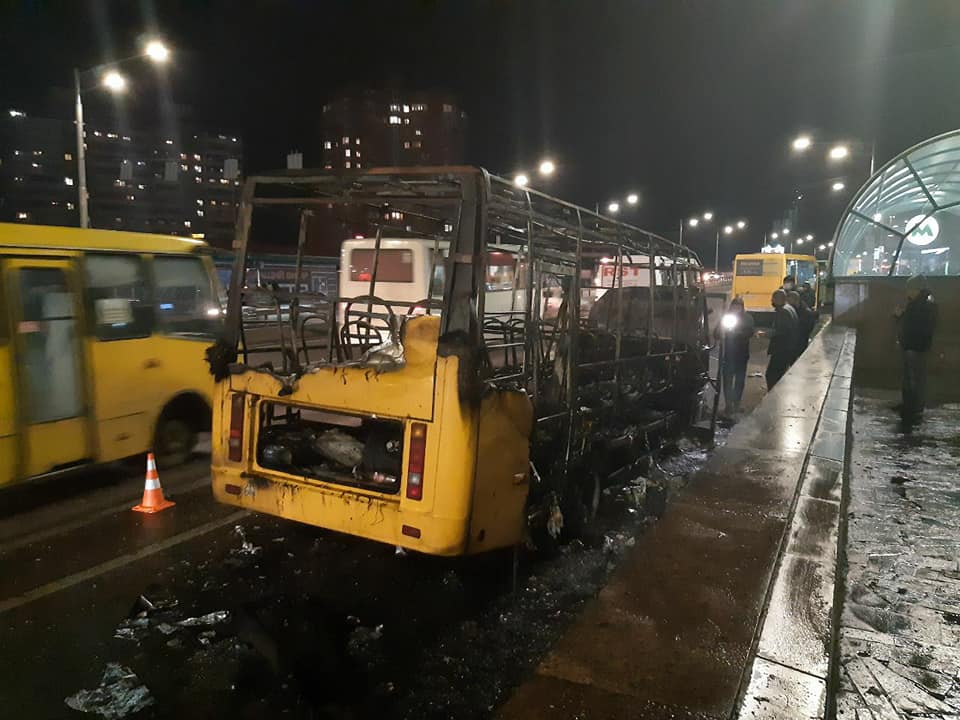 Появилась версия возгорания маршрутки от водителя. Фото: Типичный Киев