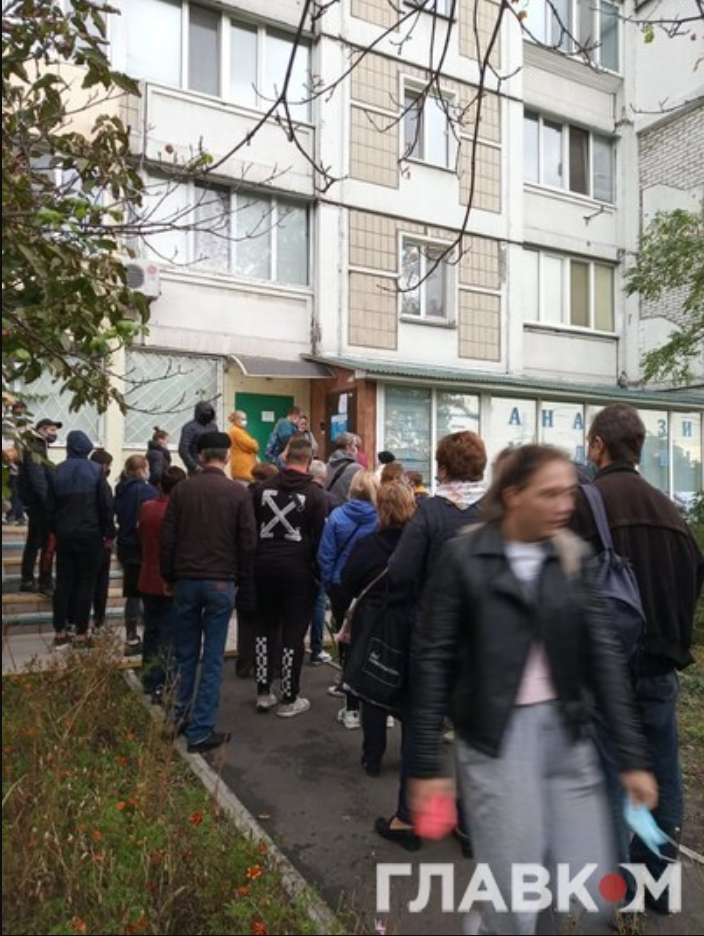 Огромные очереди из желающих сдать тест на коронавирус в Киеве. Фото: "Главком"