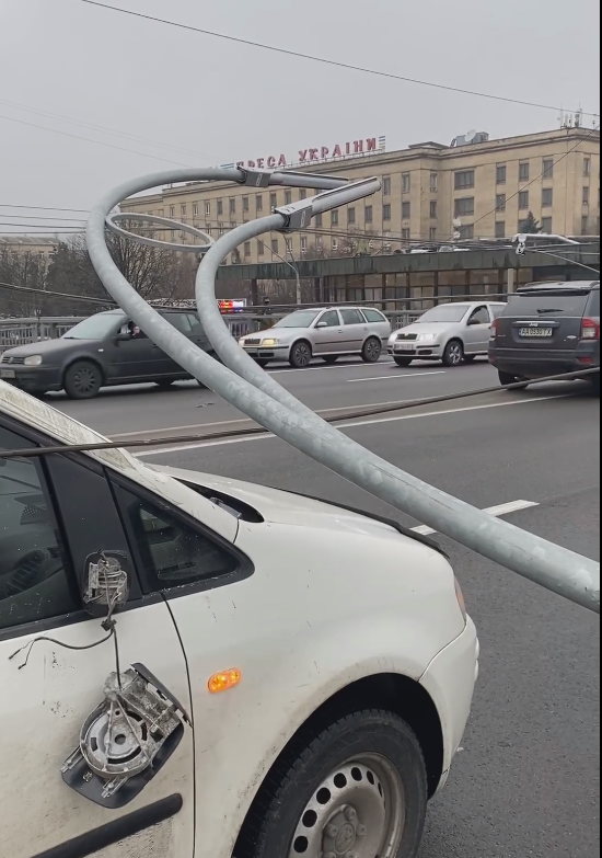 В Киева на автомобили упали фонари. Скриншот https://www.facebook.com/inga.mezerya