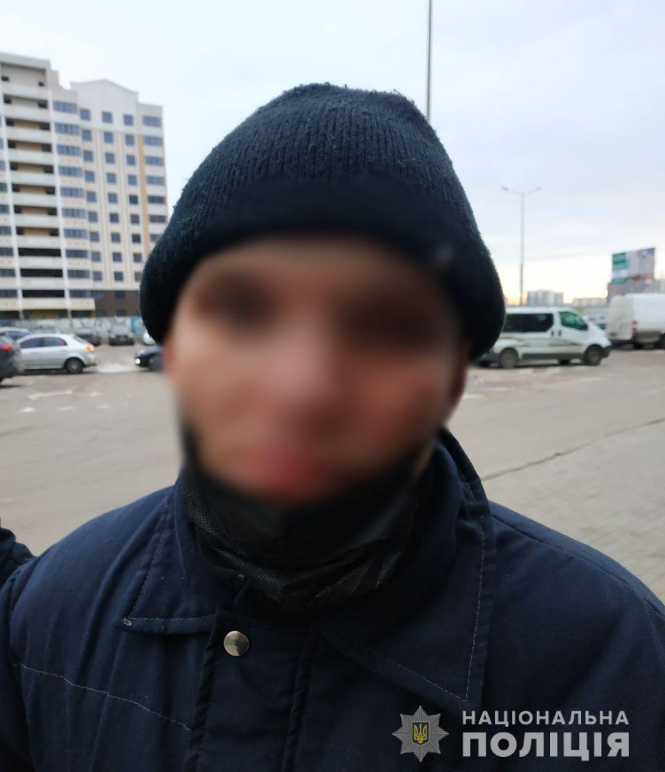 Полиция задержала грабителя магазина. Скриншот https://kv.npu.gov.ua/news/rozbij/operativniki-kijivshhini-za-garyachim-slidom-zatrimali-rozbijnika/