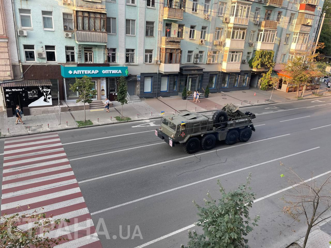 Военная техника для парада проезжает по центральным улицам Киева