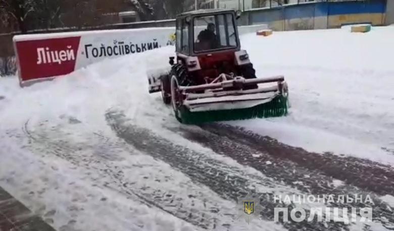 Фото: Трактор задействовали для расчистки дорог от сильных снегопадов 