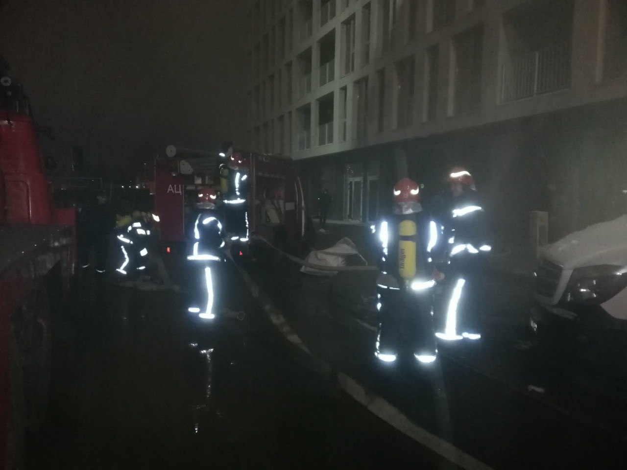 Спасатели ликвидировали пожар в подвале девятиэтажного дома в Киеве