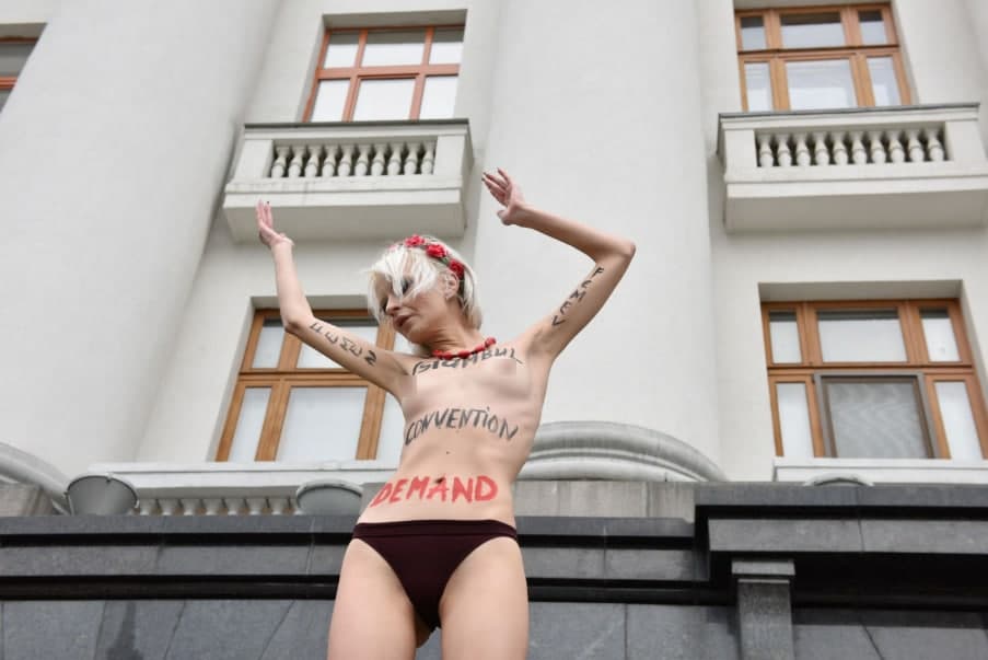 Активистка разделась в Киеве перед Офисом президента 