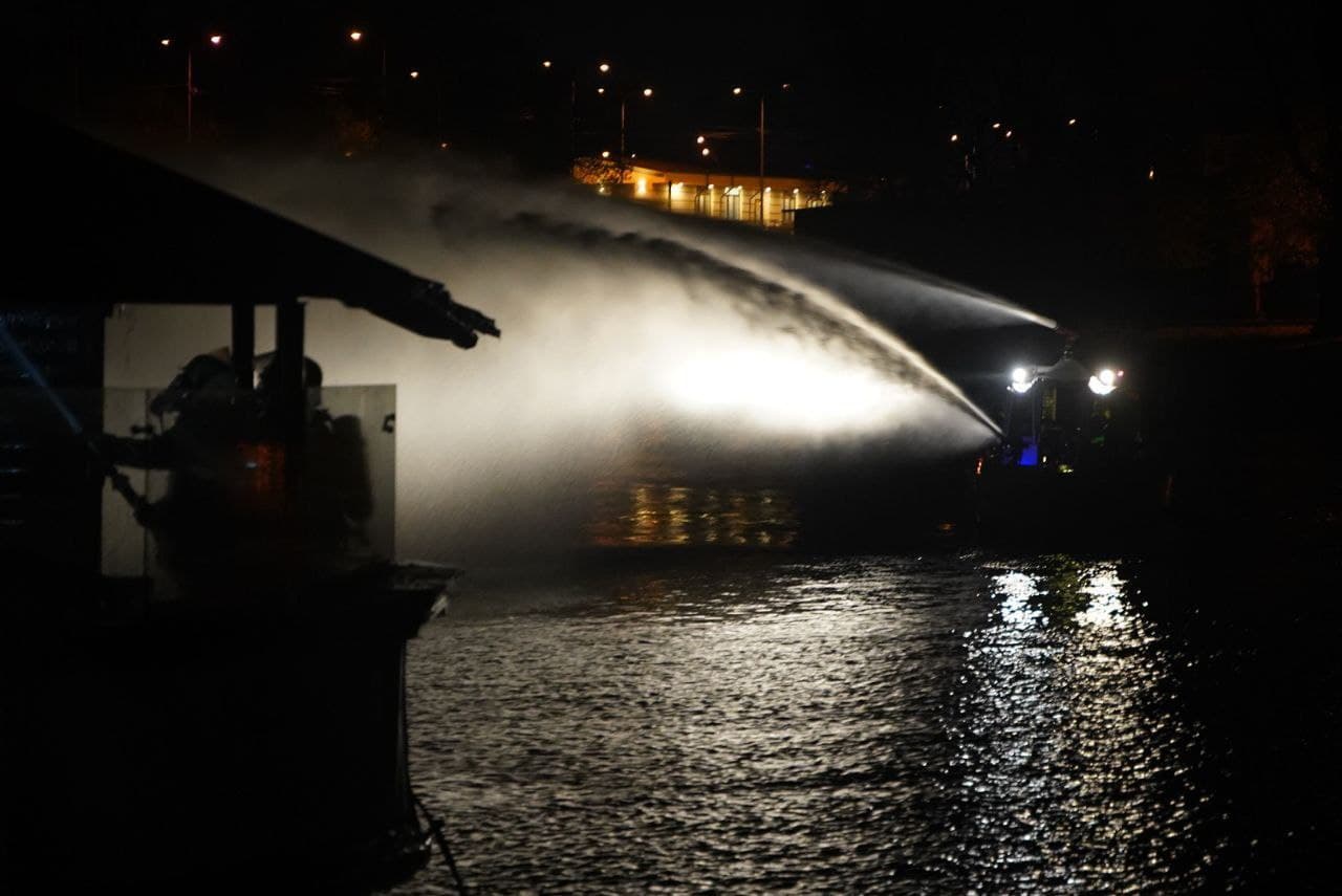 Пожар в Киеве в ресторане на воде
